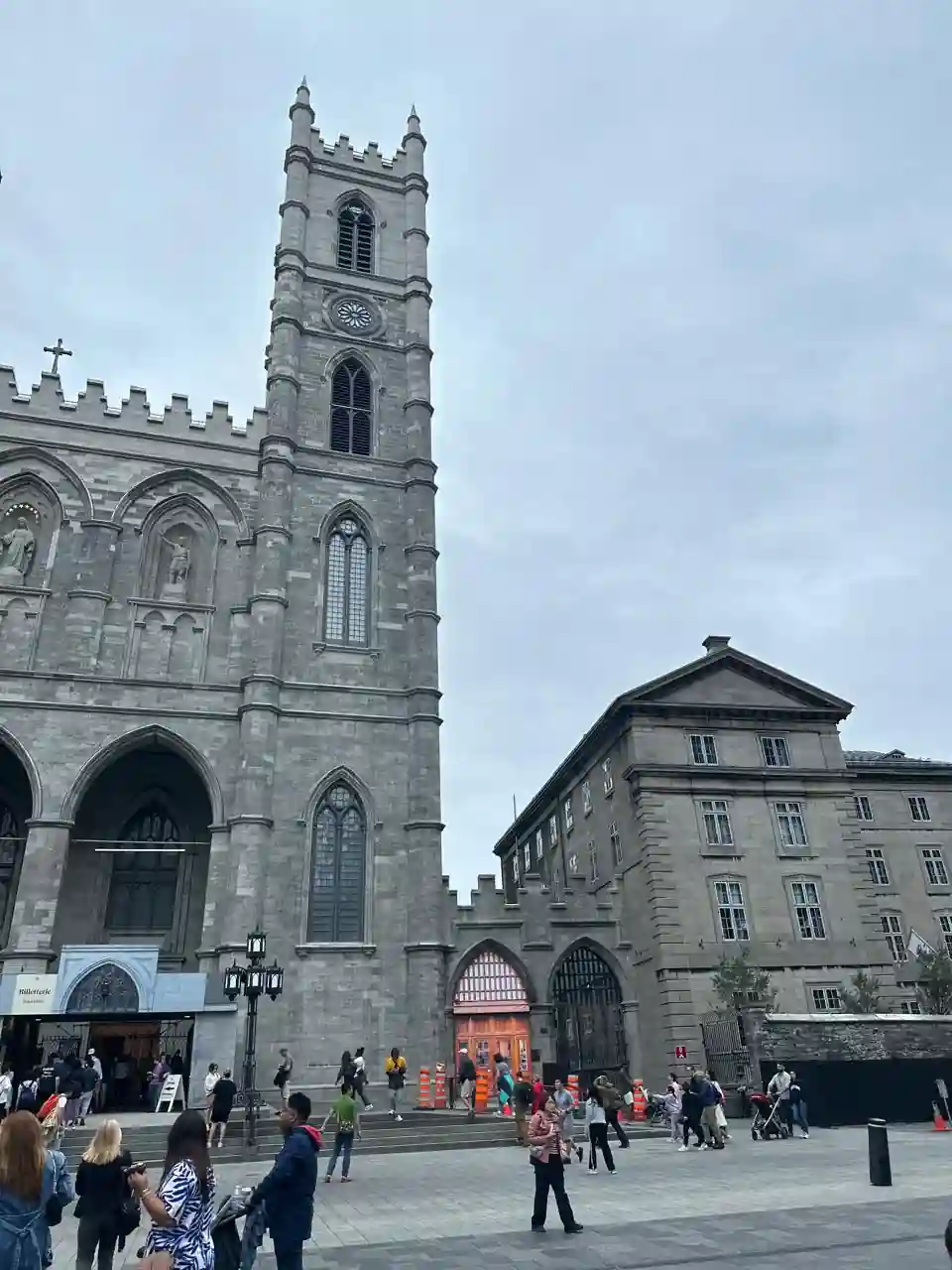 Fachada da Basílica Notre-Dame de Montréal vista da Place d'Armes