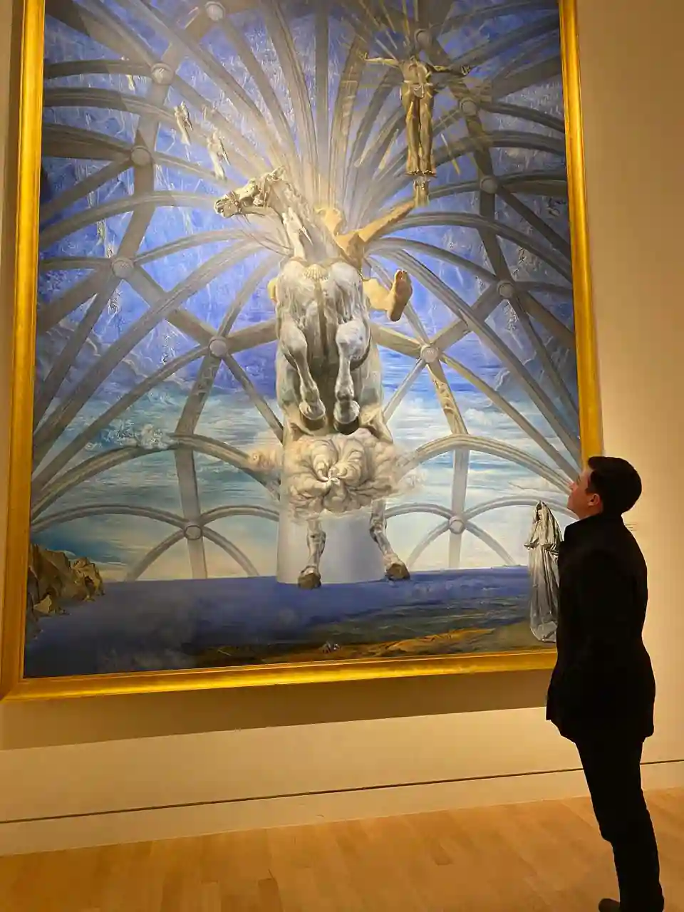 Matheus observando o quadro Santiago El Grande, de Salvador Dalí, na Beaverbrook Art Gallery em Fredericton