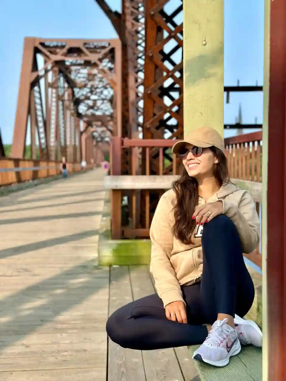 Millena sentada na Bill Thorpe Walking Bridge sobre o rio Saint John em Fredericton