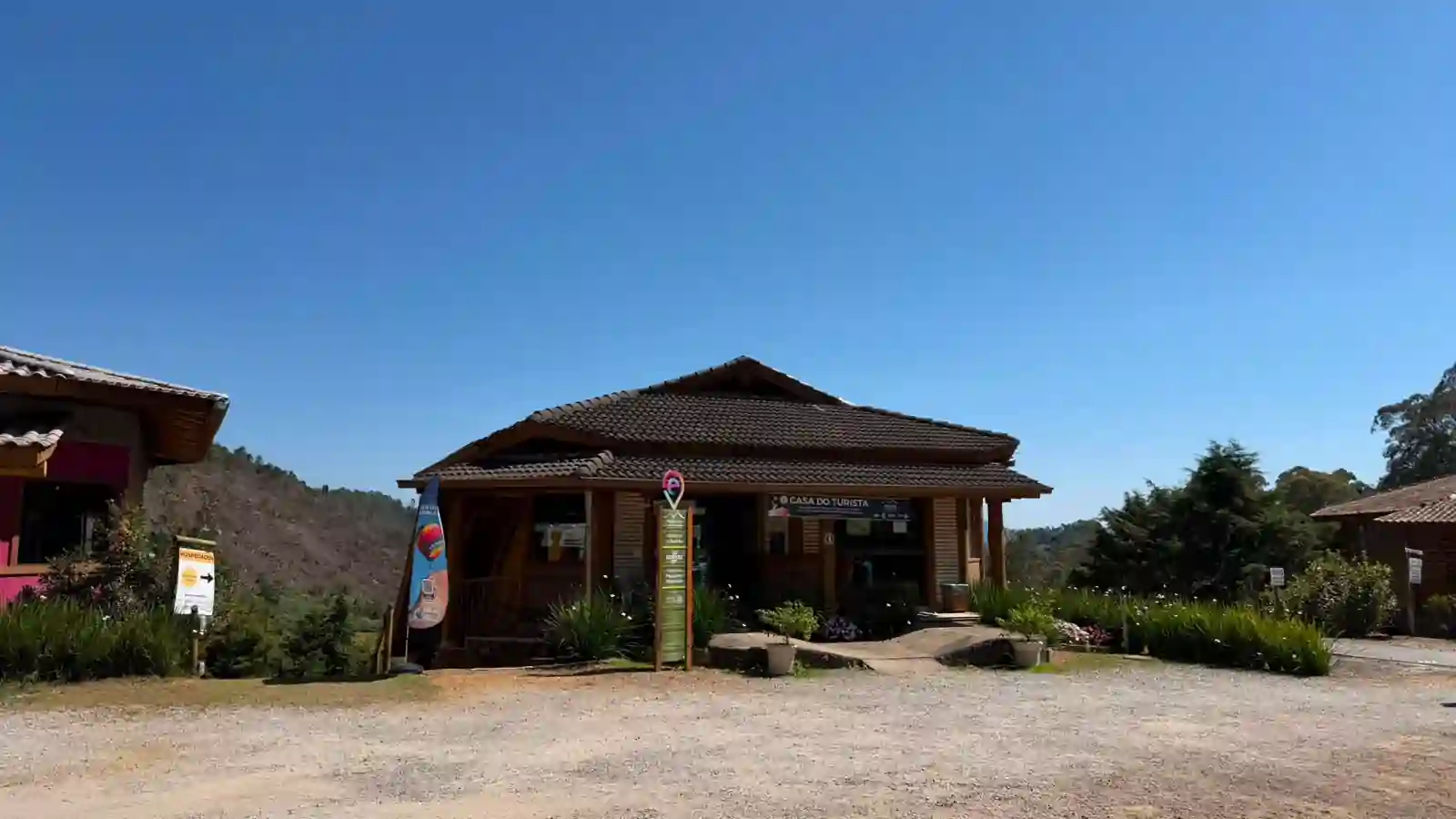 Fachada da Casa do Turista, centro de visitantes de Pedra Azul