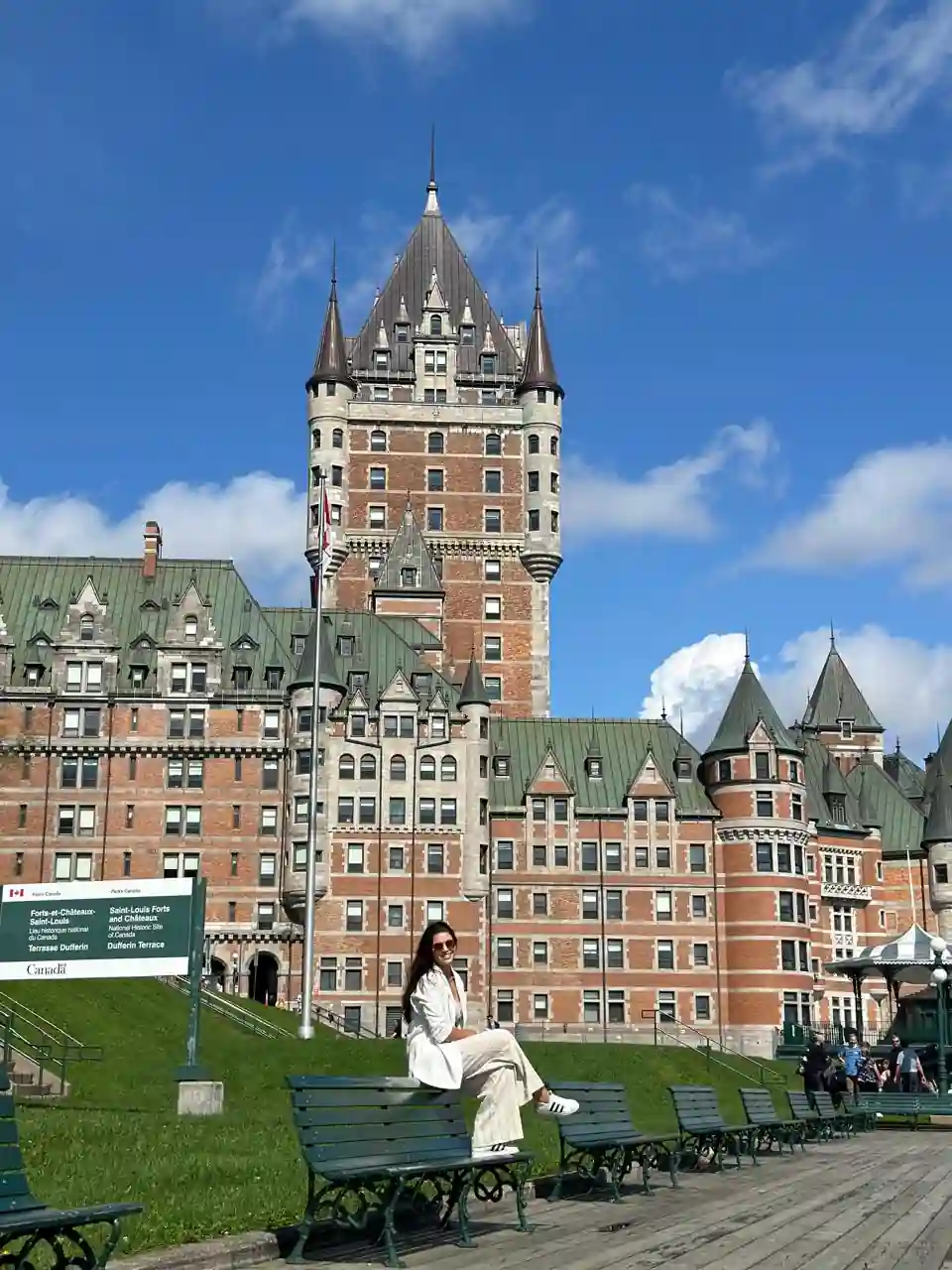 Millena sentada em frente ao Château Frontenac em Québec