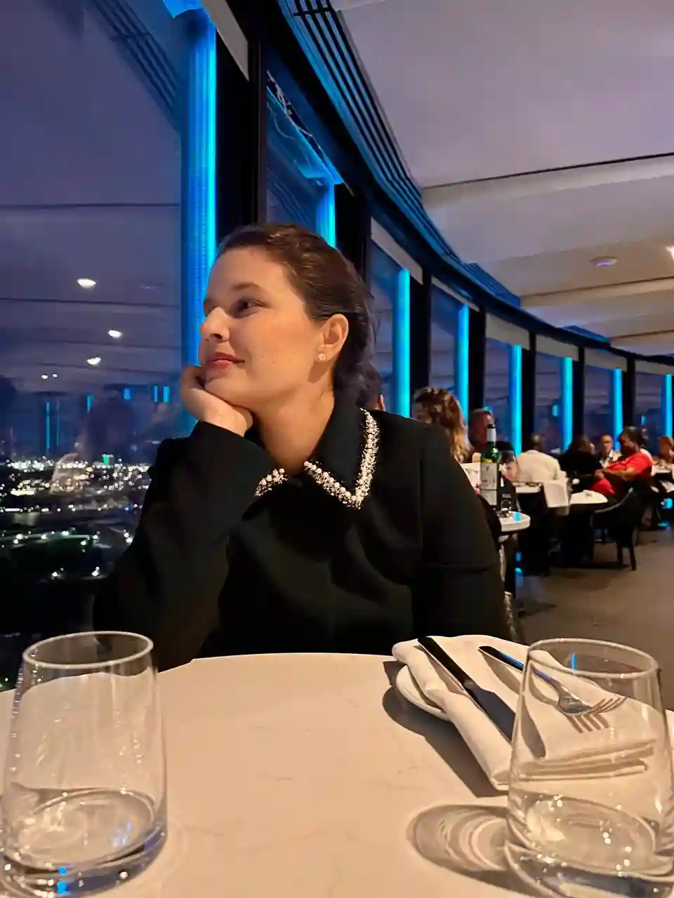 Millena no restaurante giratório Ciel! Bistro-Bar com vista noturna de Québec