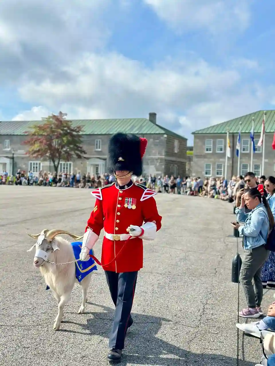 Guarda da Citadelle de Québec desfilando com o bode-mascote Batisse