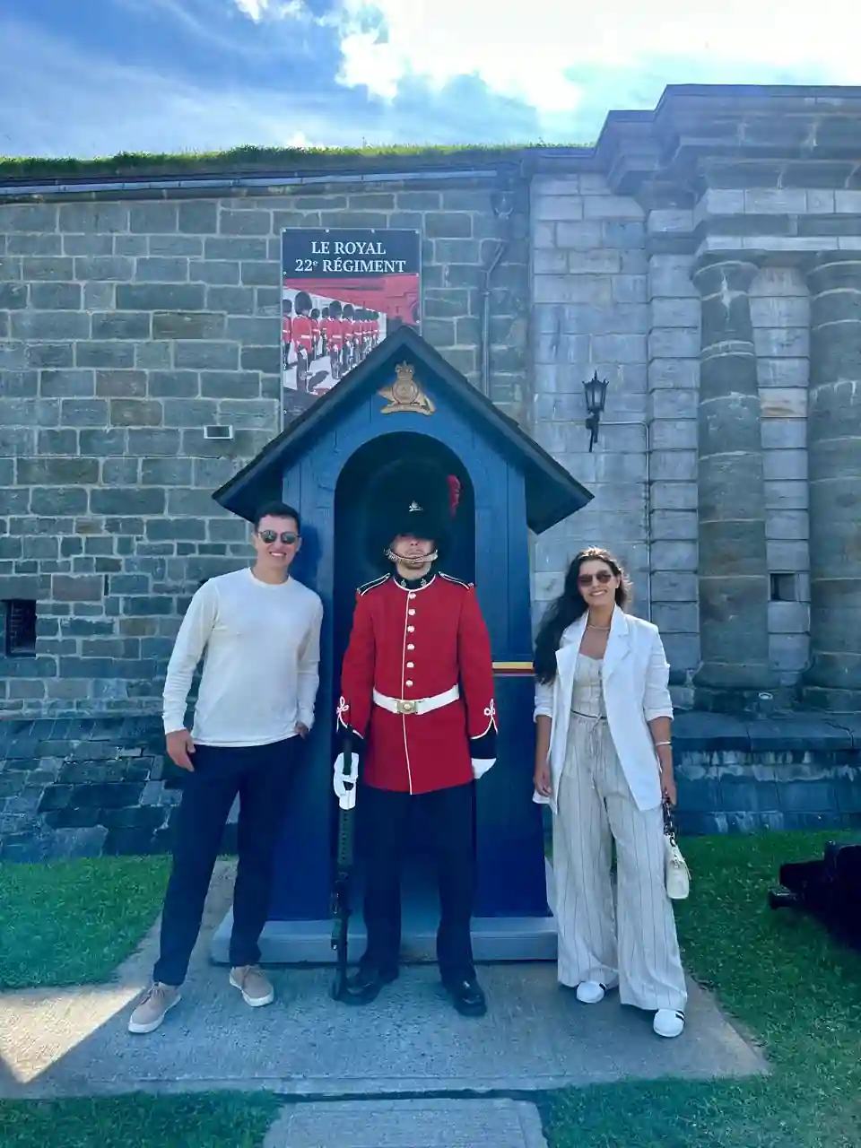 Casal ao lado da sentinela na Citadelle de Québec, sede do Royal 22e Régiment