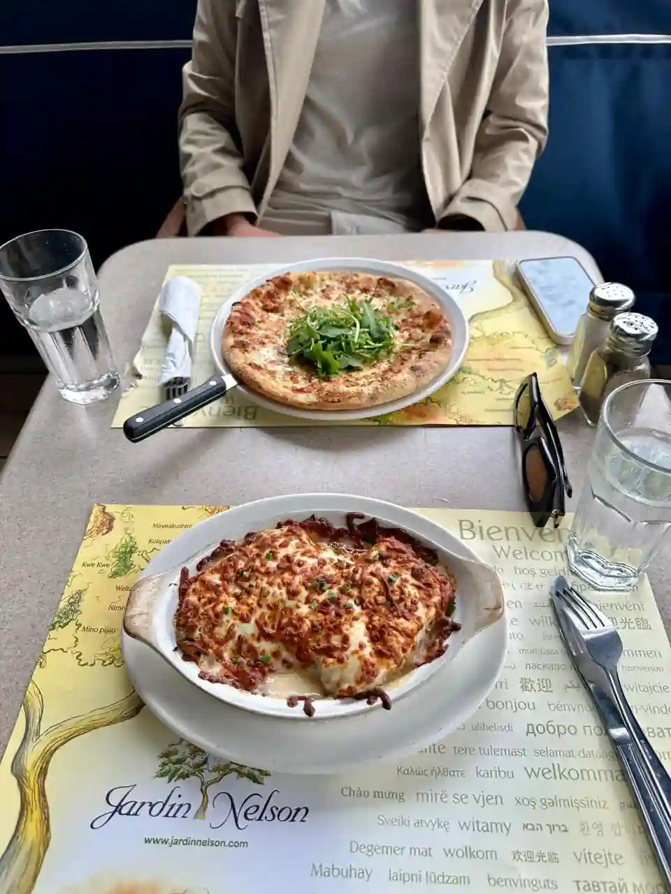 Pizza com rúcula e lasanha de salmão no restaurante Jardin Nelson em Montreal