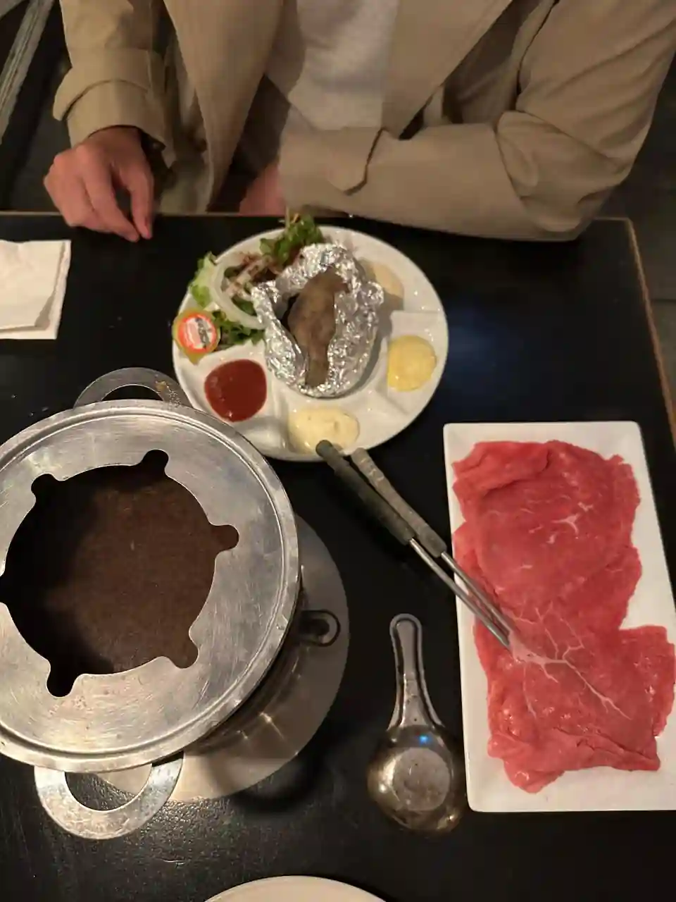 Fondue de carne servido no Le Petit Château, em Québec