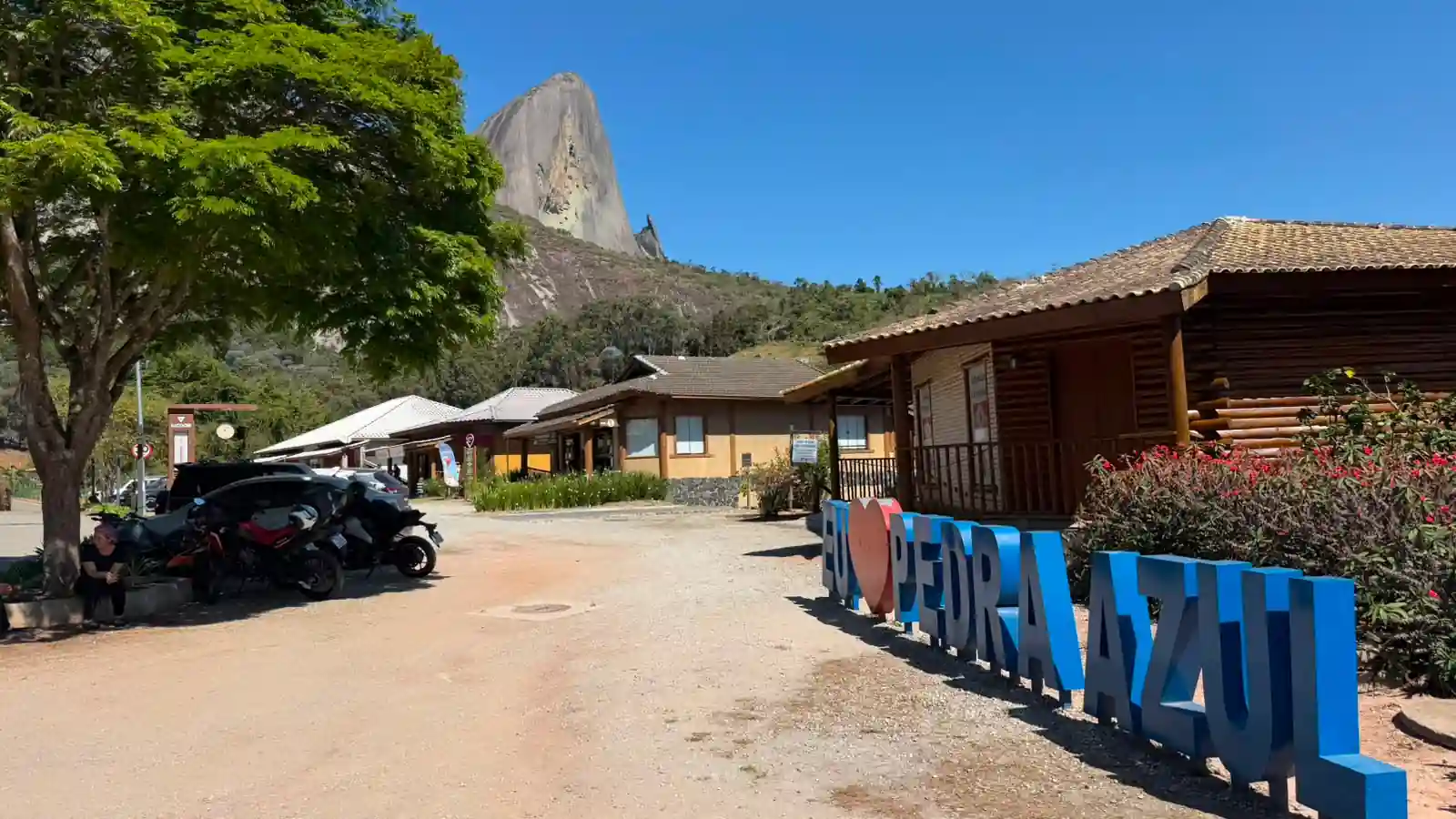 Letreiro Eu amo Pedra Azul na entrada do parque em Domingos Martins
