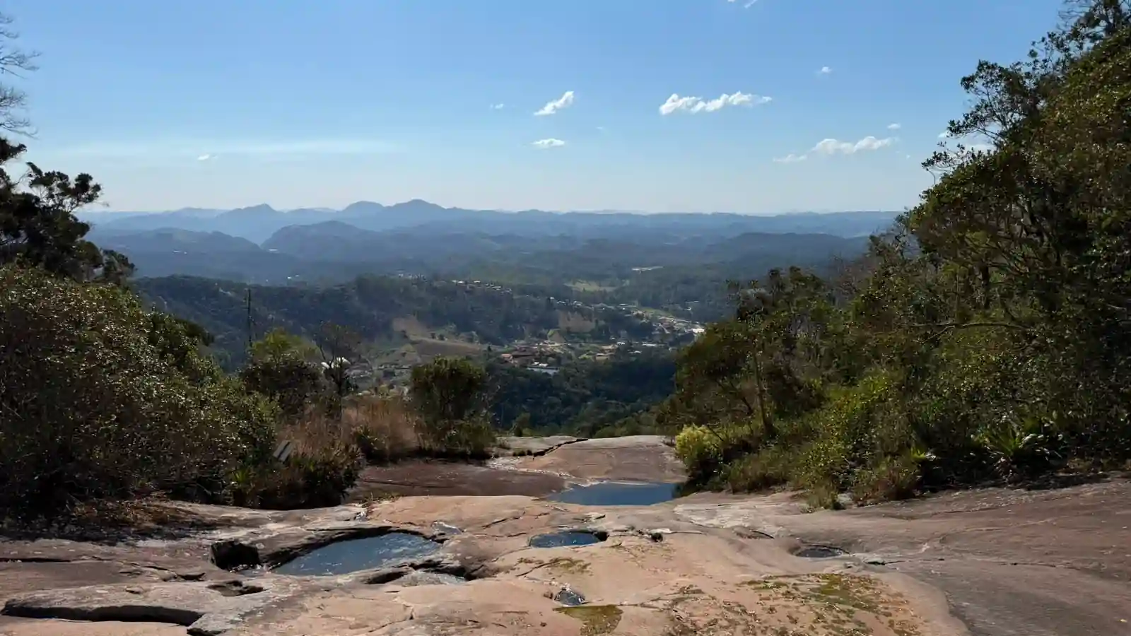 Vista do mirante com piscinas naturais no topo da trilha da Pedra Azul