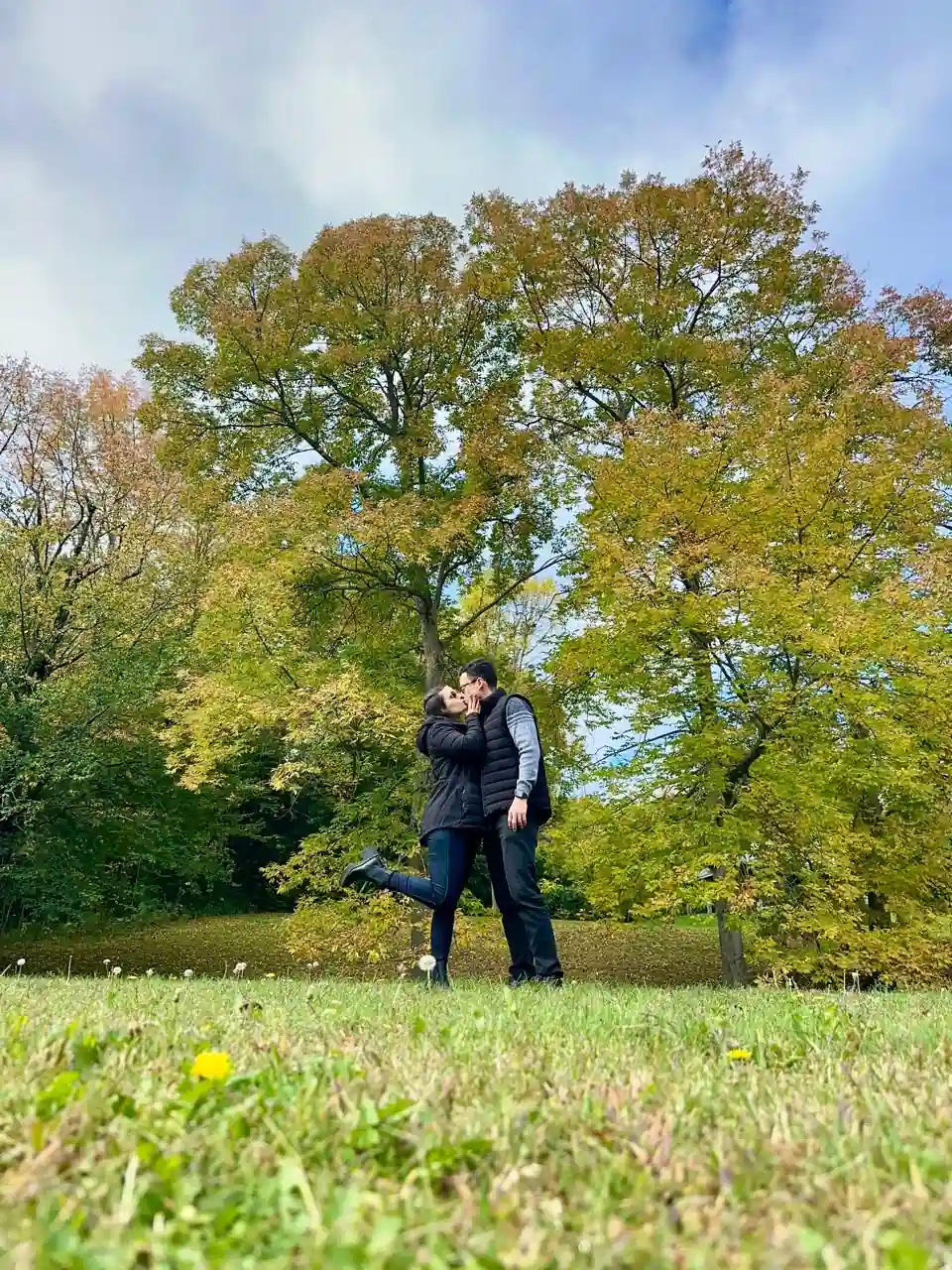 Casal em frente às árvores de outono no Odell Park, Fredericton