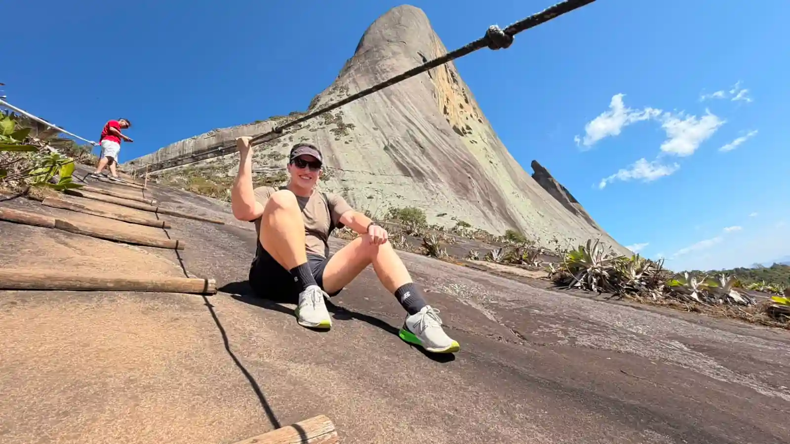 Trecho com corda de apoio na subida da trilha da Pedra Azul