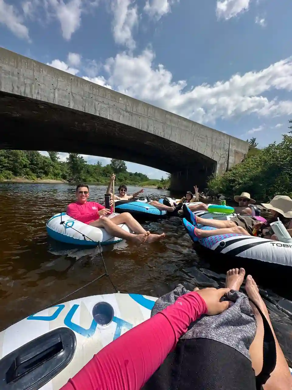Grupo de amigos fazendo tubing no rio Nashwaak perto de Fredericton