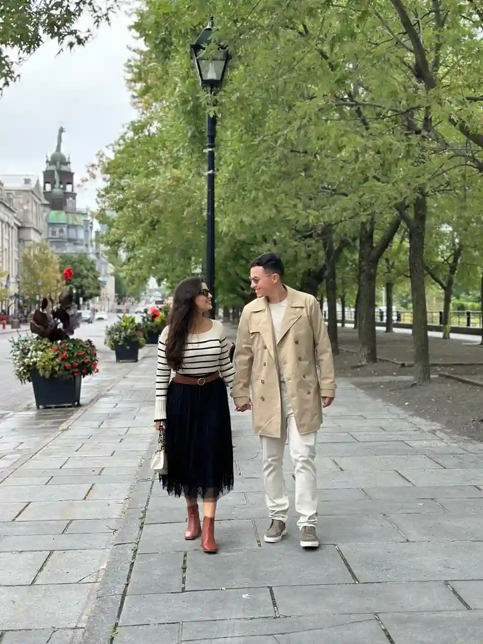 Casal caminhando pelas ruas charmosas do Vieux-Montréal