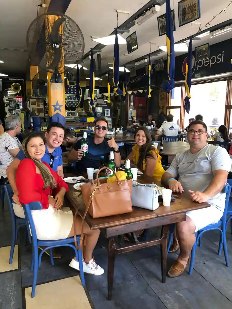 Amigos reunidos em bar decorado com as cores do Boca Juniors perto do estádio La Bombonera em Buenos Aires