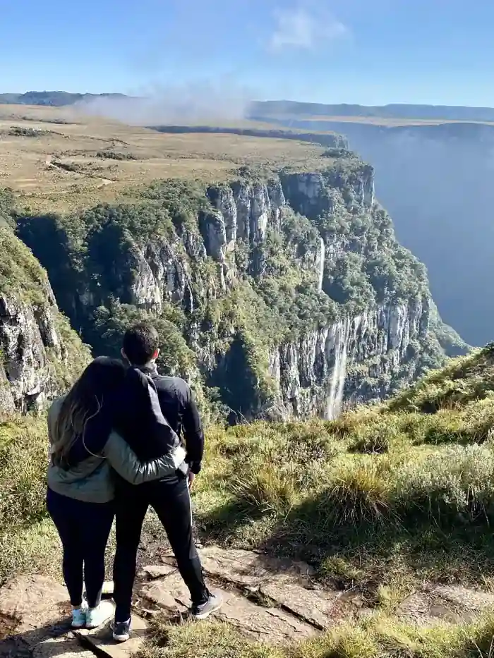 Casal observando o Cânion Fortaleza em Cambará do Sul
