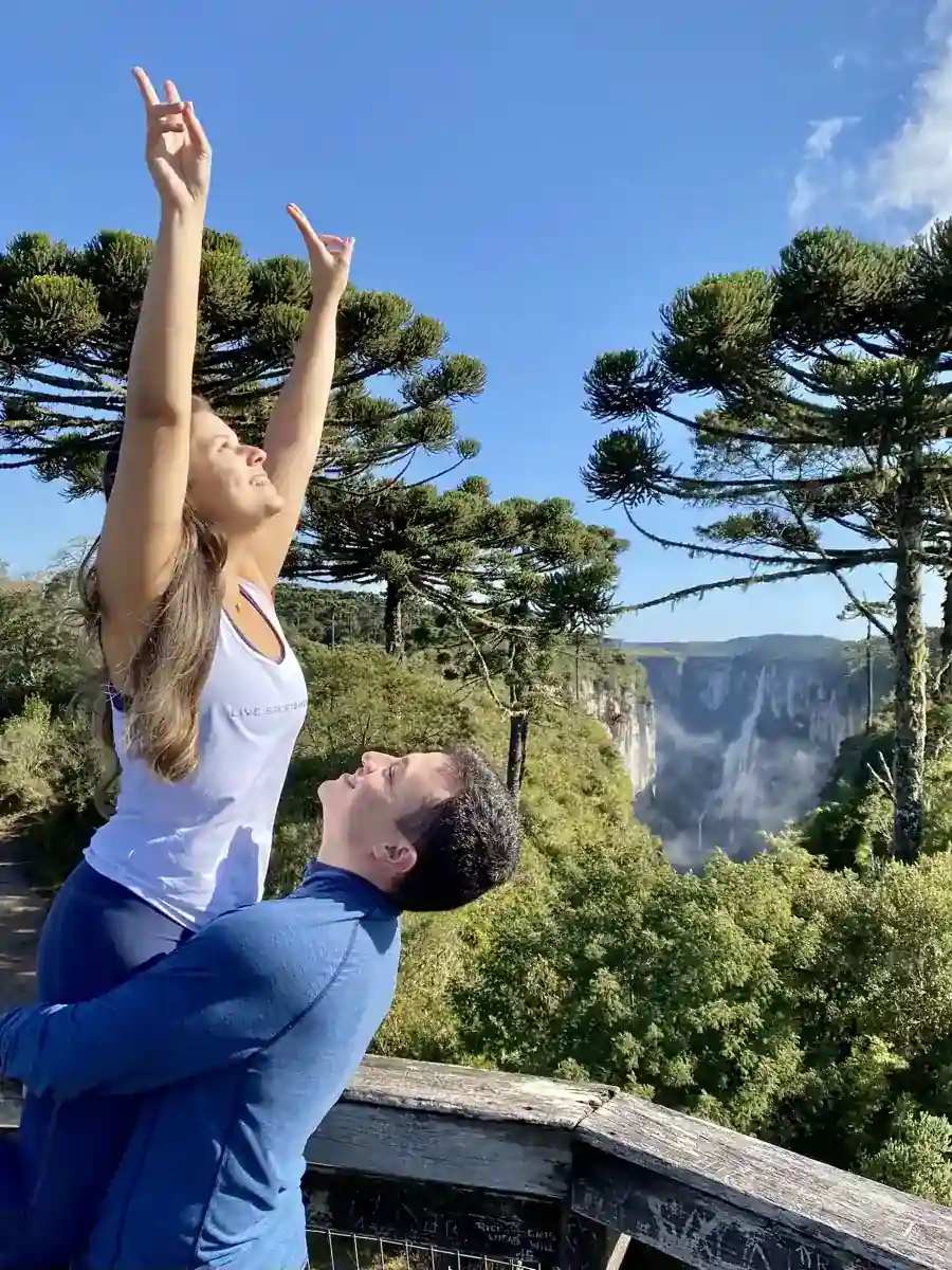 Casal comemorando na trilha do Cânion Itaimbezinho em Cambará do Sul