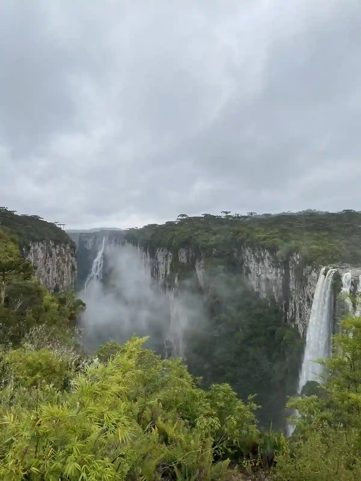 Vista do Cânion Itaimbezinho com cascatas em Cambará do Sul