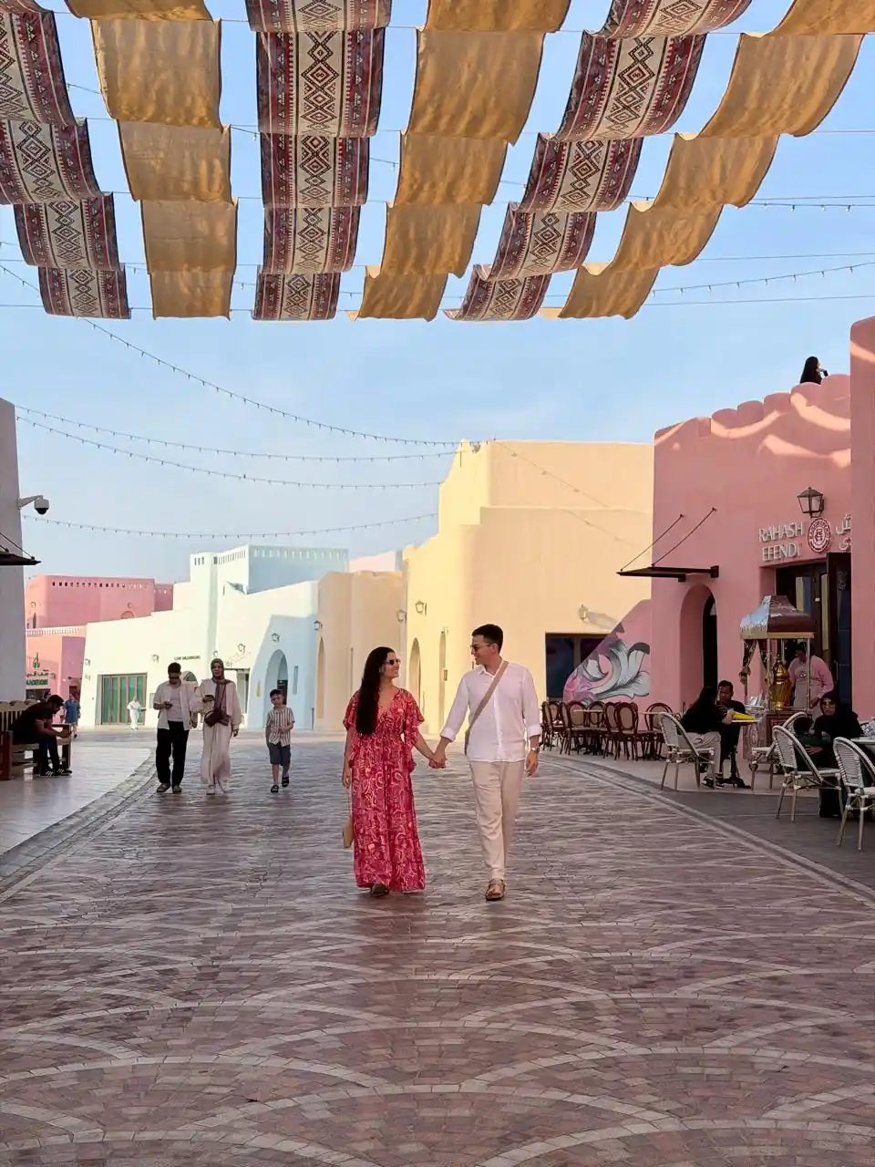 Matheus e Millena no Souq Waqif, em Doha