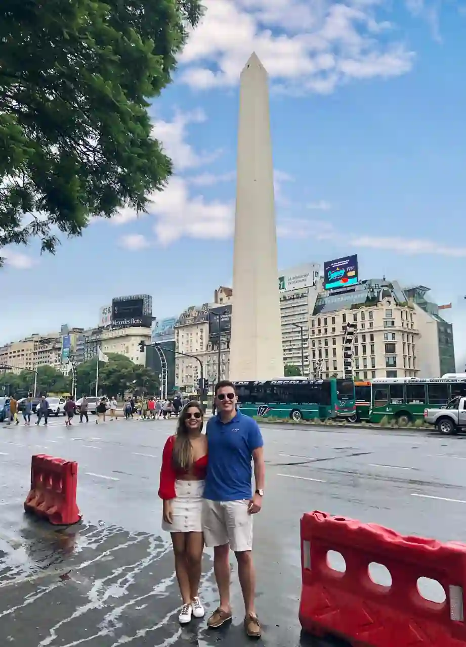Casal em frente ao Obelisco de Buenos Aires, na Avenida 9 de Julio